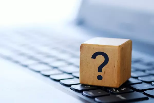 question-mark-wooden-cube-computer-keyboard-with-blurred-background-shallow-depth-field