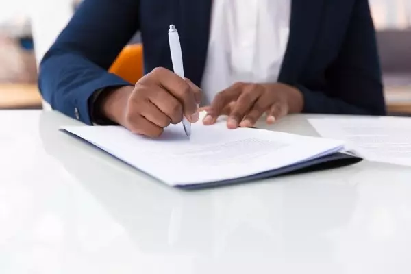 closeup-client-signing-contract-registration