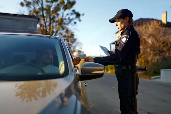 policewoman-stop-car-check-driver-license