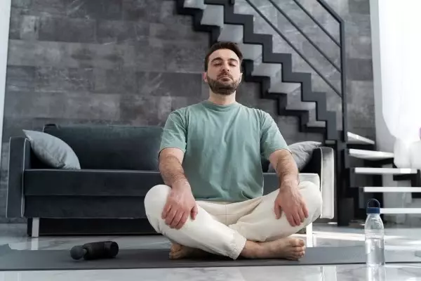 full-shot-man-meditating-yoga-mat